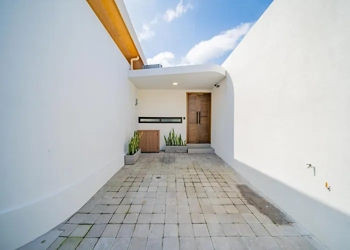 Umah Jerapah Canggu, Exquisite Brand New 2br - 10 Minutes To Batu Bolong *