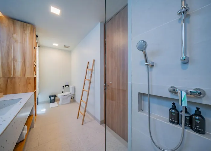 Umah Jerapah Canggu, Exquisite Brand New 2br - 10 Minutes To Batu Bolong チャングー
