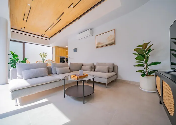 Umah Jerapah Canggu, Exquisite Brand New 2br - 10 Minutes To Batu Bolong チャングー
